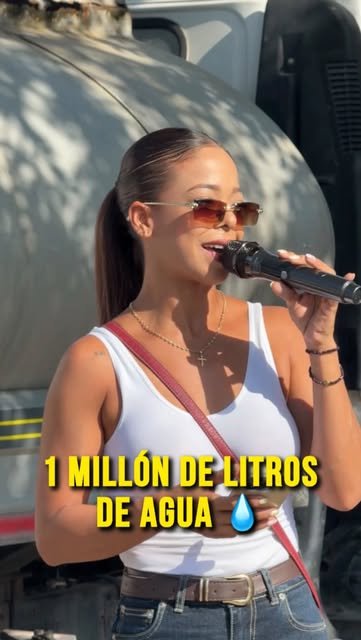 Madel Cuza hablando al micrófono durante una presentación